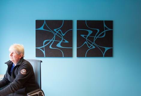 akustikmoduler Twister i filt på blå væg